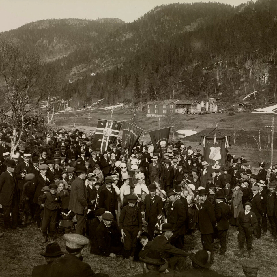 I TOG: 1. Mai-demonstrasjon, Løkken verk 1913. I TOG: 1. Mai-demonstrasjon, Løkken verk 1913.