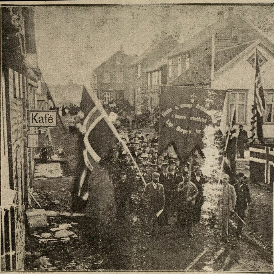 1. mai-demonstrasjon på Fauske, 1897. Til høyre for fanebæreren går 'Blekinge-Pelle'. Avfotografering fra Social-Demokraten's 1. mai-nummer 1898.Dette var første gang 1. mai ble feiret nord for Trondheim. Først i toget går Fauske arbeiderforening, som dengang var den nordligste sosialdemokratiske forening i landet, stiftet bare et halvt år tidligere. 1. mai-demonstrasjon på Fauske, 1897. Til høyre for fanebæreren går 'Blekinge-Pelle'. Avfotografering fra Social-Demokraten's 1. mai-nummer 1898.Dette var første gang 1. mai ble feiret nord for Trondheim. Først i toget går Fauske arbeiderforening, som dengang var den nordligste sosialdemokratiske forening i landet, stiftet bare et halvt år tidligere.