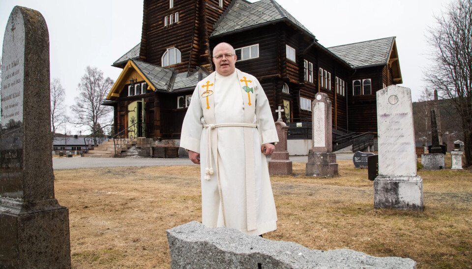 TREKIRKE: Sogneprest Vidar Brekke utenfor Åmot kirke, et ruvende landemerke i Rena i Østerdalen. TREKIRKE: Sogneprest Vidar Brekke utenfor Åmot kirke, et ruvende landemerke i Rena i Østerdalen.