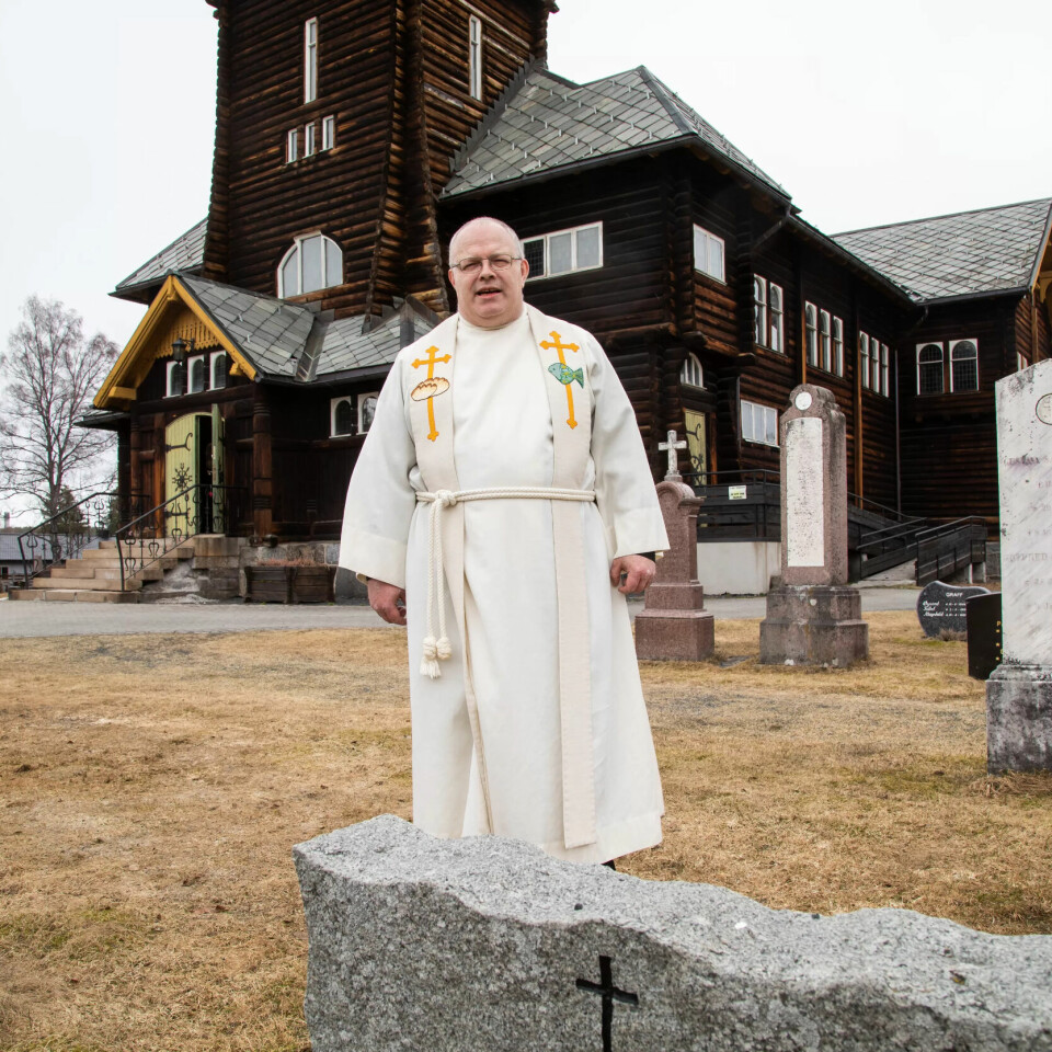 TREKIRKE: Sogneprest Vidar Brekke utenfor Åmot kirke, et ruvende landemerke i Rena i Østerdalen. TREKIRKE: Sogneprest Vidar Brekke utenfor Åmot kirke, et ruvende landemerke i Rena i Østerdalen.