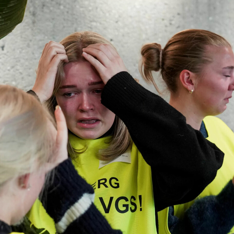 NEDLAGT: Elever fra Berg videregående skole i Lom i oppløsning etter at fylkestinget vedtok den varslede kuttplanen for videregående skoler i fylket onsdag. NEDLAGT: Elever fra Berg videregående skole i Lom i oppløsning etter at fylkestinget vedtok den varslede kuttplanen for videregående skoler i fylket onsdag.