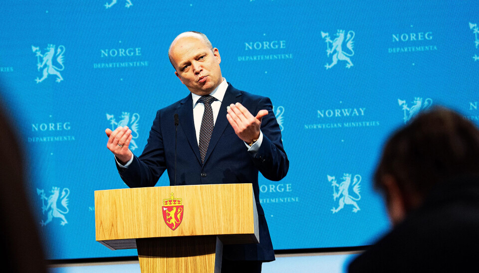 Finansminister Trygve Slagsvold Vedum (Sp) har fått mye kritikk for sin påstand om at vanlige folk vil få mer å rutte med i år. Nå kommer NHO ham til unnsetning. Finansminister Trygve Slagsvold Vedum (Sp) har fått mye kritikk for sin påstand om at vanlige folk vil få mer å rutte med i år. Nå kommer NHO ham til unnsetning.