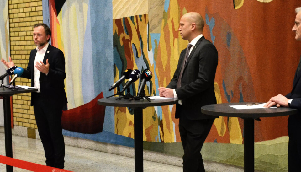SV-leder Audun Lysbakken, Senterpartiets leder, Trygve Slagsvold Vedum og Jonas Gahr Støre var med i de siste rundene av budsjettforhandlingene på Stortinget. Det var partilederne som presenterte budsjettforliket. Om avstanden mellom Lysbakken og de andre var for å markere politisk forskjell eller det var fordi Lysbakken var forkjølet, var de ikek enige om. SV-leder Audun Lysbakken, Senterpartiets leder, Trygve Slagsvold Vedum og Jonas Gahr Støre var med i de siste rundene av budsjettforhandlingene på Stortinget. Det var partilederne som presenterte budsjettforliket. Om avstanden mellom Lysbakken og de andre var for å markere politisk forskjell eller det var fordi Lysbakken var forkjølet, var de ikek enige om.