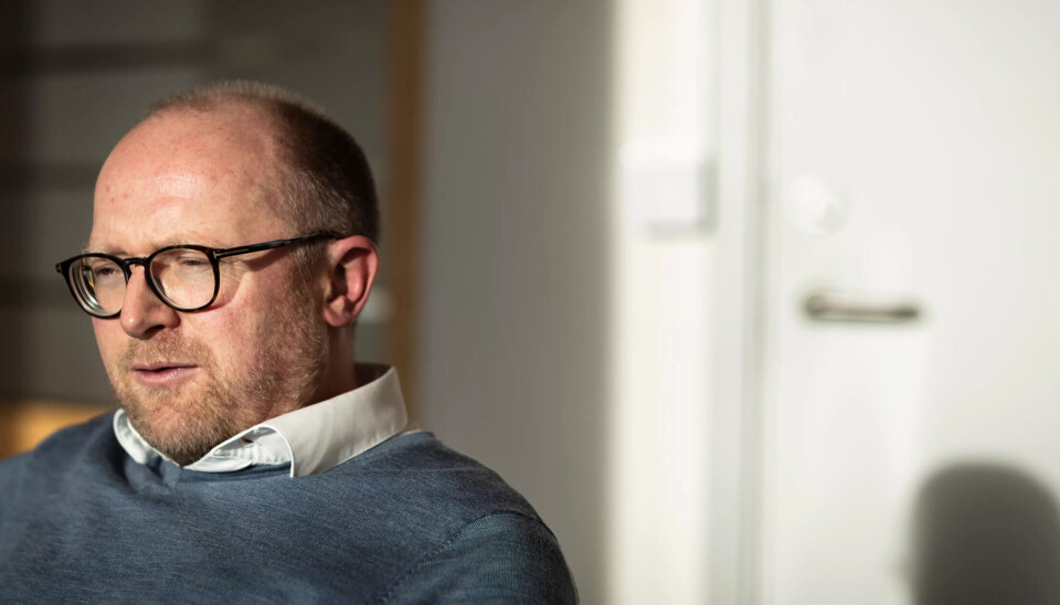 – Folk engasjerer seg hvis det gjelder en skole eller et lokalsykehus, men det har vel ikke skjedd at noen går i fakkeltog for ta vare på administrasjonen, sier han. – Folk engasjerer seg hvis det gjelder en skole eller et lokalsykehus, men det har vel ikke skjedd at noen går i fakkeltog for ta vare på administrasjonen, sier han.