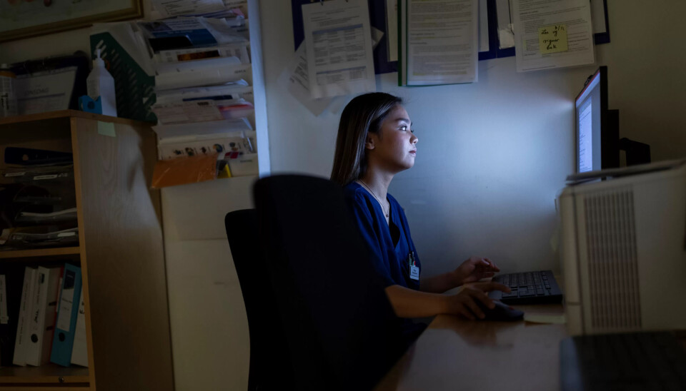 NATT PÅ VAKT: Rosé Anne Catura går gjennom journalene fra dag- og kveldsvakt. NATT PÅ VAKT: Rosé Anne Catura går gjennom journalene fra dag- og kveldsvakt.
