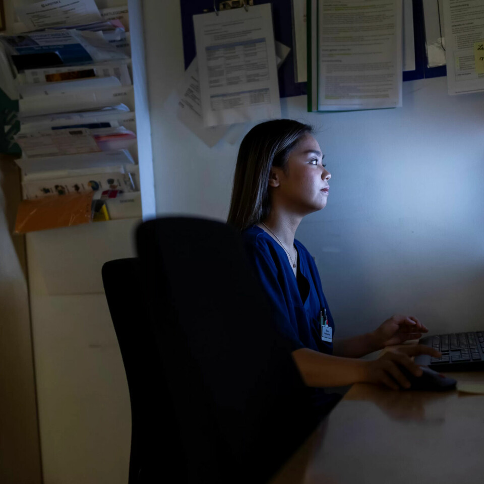 NATT PÅ VAKT: Rosé Anne Catura går gjennom journalene fra dag- og kveldsvakt. NATT PÅ VAKT: Rosé Anne Catura går gjennom journalene fra dag- og kveldsvakt.