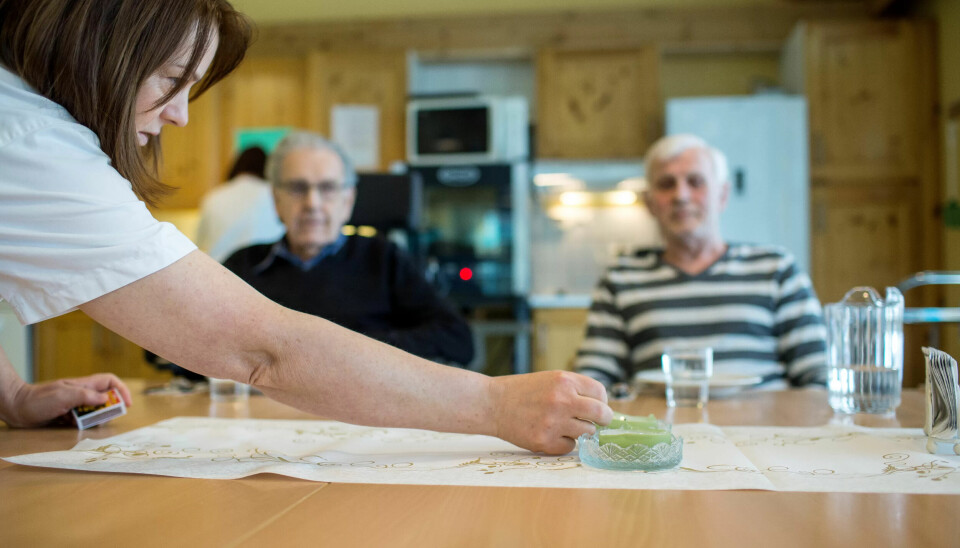 MATLYST: Lars Yttri (t.v.) og Birger Moene vert servert fiskesuppe av sjukepleiar Asborg Leirdal Kjærvik. MATLYST: Lars Yttri (t.v.) og Birger Moene vert servert fiskesuppe av sjukepleiar Asborg Leirdal Kjærvik.