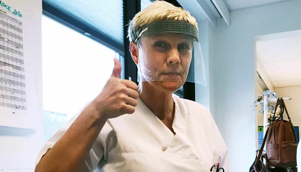 EGENPRODUSERT: To driftige intensivsykepleiere har laget egne visir til helsepersonell på sykehuset i mangel på utstyr. EGENPRODUSERT: To driftige intensivsykepleiere har laget egne visir til helsepersonell på sykehuset i mangel på utstyr.
