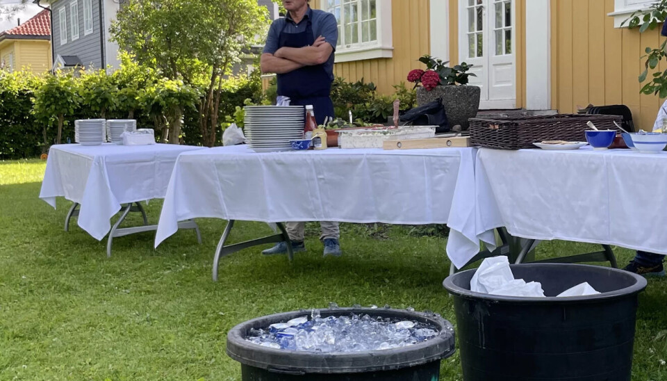 FEST: Dugald Hultberg inviterer alle medarbeidere og ansatte på sommerfest i egen hage, og serverer selv grillmaten. Også til jul inviterer han hjem til seg selv. FEST: Dugald Hultberg inviterer alle medarbeidere og ansatte på sommerfest i egen hage, og serverer selv grillmaten. Også til jul inviterer han hjem til seg selv.