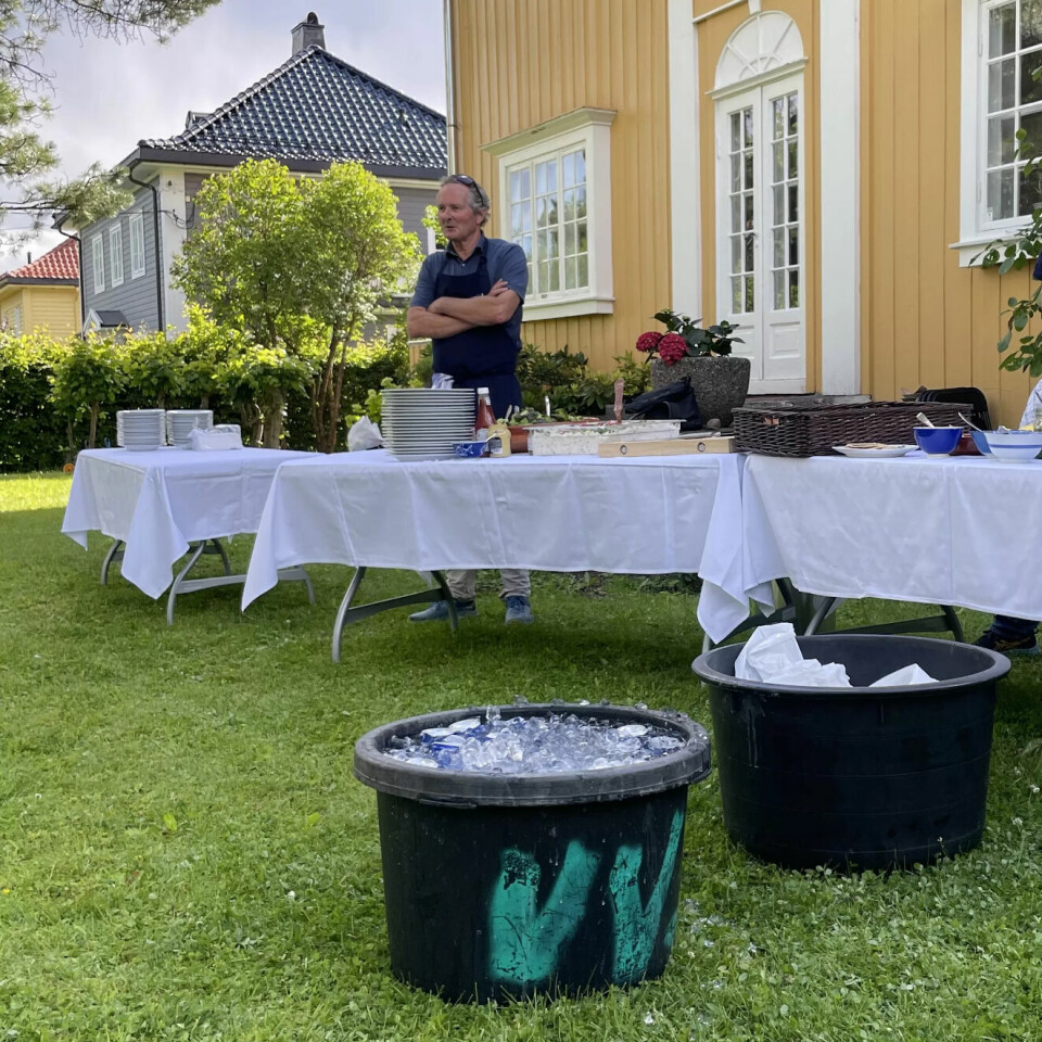 FEST: Dugald Hultberg inviterer alle medarbeidere og ansatte på sommerfest i egen hage, og serverer selv grillmaten. Også til jul inviterer han hjem til seg selv. FEST: Dugald Hultberg inviterer alle medarbeidere og ansatte på sommerfest i egen hage, og serverer selv grillmaten. Også til jul inviterer han hjem til seg selv.