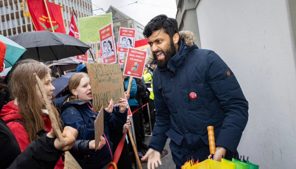 GIRA: Jeron Joseph, ungdomstillitsvalgt i Fagforbundet Vestland og utvalgsmedlem fra Arbeiderpartiet hausset opp stemningen på vei inn på bystyremøtet. GIRA: Jeron Joseph, ungdomstillitsvalgt i Fagforbundet Vestland og utvalgsmedlem fra Arbeiderpartiet hausset opp stemningen på vei inn på bystyremøtet.