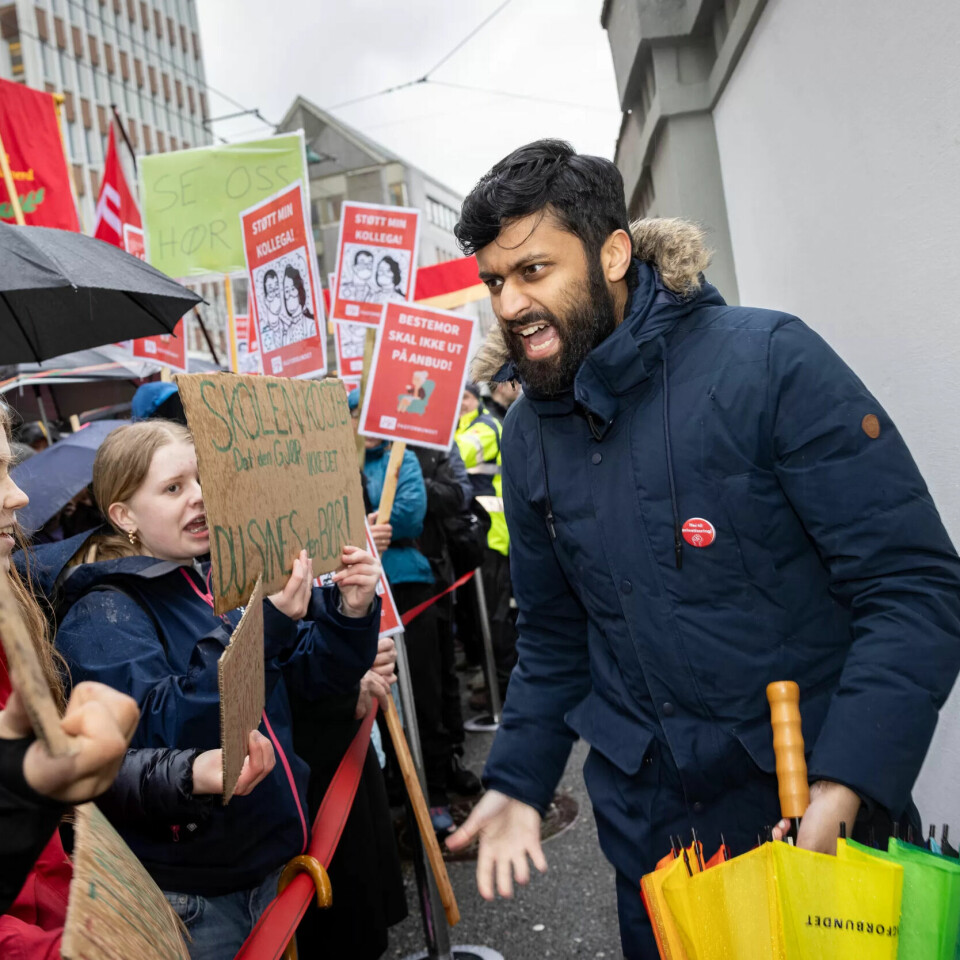 GIRA: Jeron Joseph, ungdomstillitsvalgt i Fagforbundet Vestland og utvalgsmedlem fra Arbeiderpartiet hausset opp stemningen på vei inn på bystyremøtet. GIRA: Jeron Joseph, ungdomstillitsvalgt i Fagforbundet Vestland og utvalgsmedlem fra Arbeiderpartiet hausset opp stemningen på vei inn på bystyremøtet.