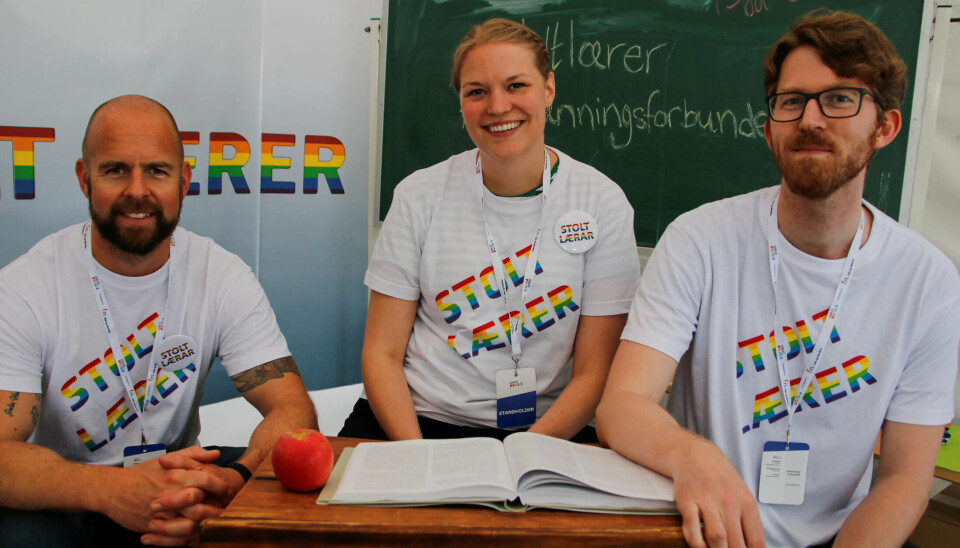 STOLTE LÆRERE: Anders Jørgensen (f.v.), Marthe Norvalls og Halvor Hals Kolsrud står på stand på Pride Park og skal gå i paraden i morgen. STOLTE LÆRERE: Anders Jørgensen (f.v.), Marthe Norvalls og Halvor Hals Kolsrud står på stand på Pride Park og skal gå i paraden i morgen.