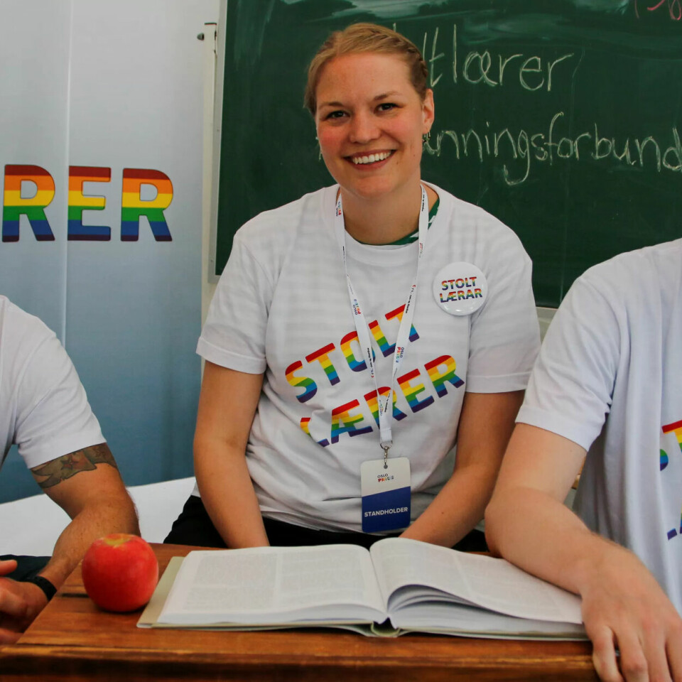 STOLTE LÆRERE: Anders Jørgensen (f.v.), Marthe Norvalls og Halvor Hals Kolsrud står på stand på Pride Park og skal gå i paraden i morgen. STOLTE LÆRERE: Anders Jørgensen (f.v.), Marthe Norvalls og Halvor Hals Kolsrud står på stand på Pride Park og skal gå i paraden i morgen.