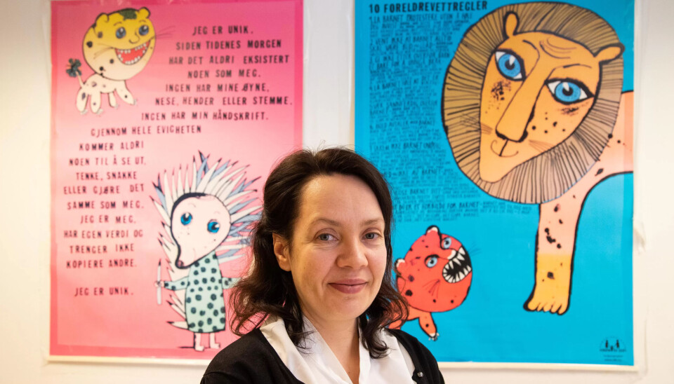 UBRUKT KOMPETANSE: Lisa Khawla Lindgren vil gjerne bruke mer tid på barnepleieroppgaver enn hun gjør på helsestasjonen i dag. UBRUKT KOMPETANSE: Lisa Khawla Lindgren vil gjerne bruke mer tid på barnepleieroppgaver enn hun gjør på helsestasjonen i dag.