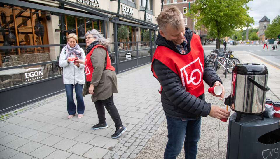 SAMARBEID: LO står for vester og kaffeutstyr, mens fagforbundene tar seg av selve aksjonen. Her er Terje Hovde og Randi Pedersen fra Fagforbundet i sving. SAMARBEID: LO står for vester og kaffeutstyr, mens fagforbundene tar seg av selve aksjonen. Her er Terje Hovde og Randi Pedersen fra Fagforbundet i sving.