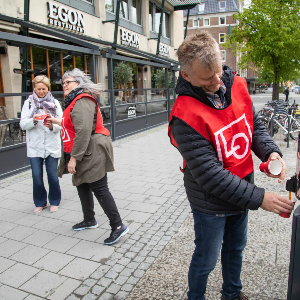 SAMARBEID: LO står for vester og kaffeutstyr, mens fagforbundene tar seg av selve aksjonen. Her er Terje Hovde og Randi Pedersen fra Fagforbundet i sving. SAMARBEID: LO står for vester og kaffeutstyr, mens fagforbundene tar seg av selve aksjonen. Her er Terje Hovde og Randi Pedersen fra Fagforbundet i sving.