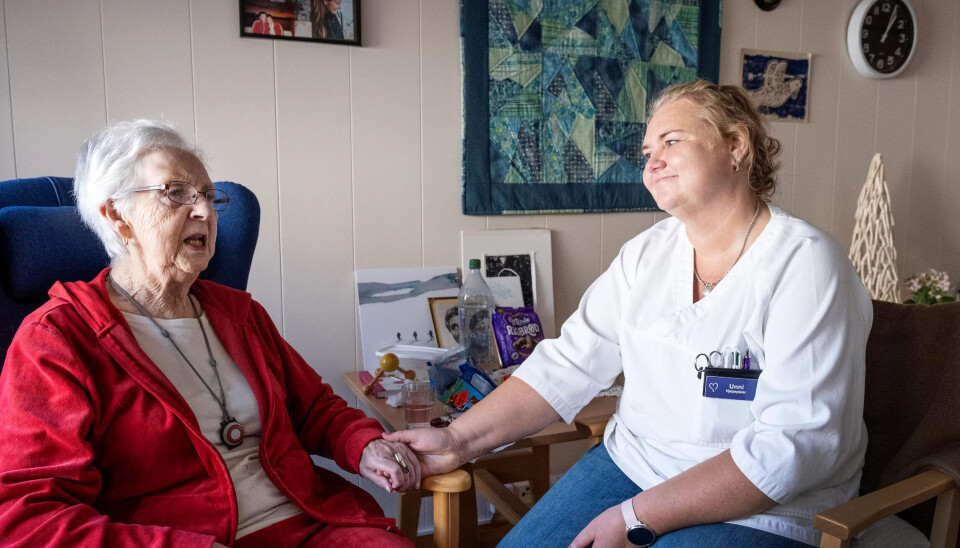 Da Unni Betten var for dårlig til å jobbe på sykehjemmet som vanlig, dro hun innom og pratet med Åse Eckhoff og de andre beboerne. Slik lettet hun arbeidspresset på kollegene. Da Unni Betten var for dårlig til å jobbe på sykehjemmet som vanlig, dro hun innom og pratet med Åse Eckhoff og de andre beboerne. Slik lettet hun arbeidspresset på kollegene.
