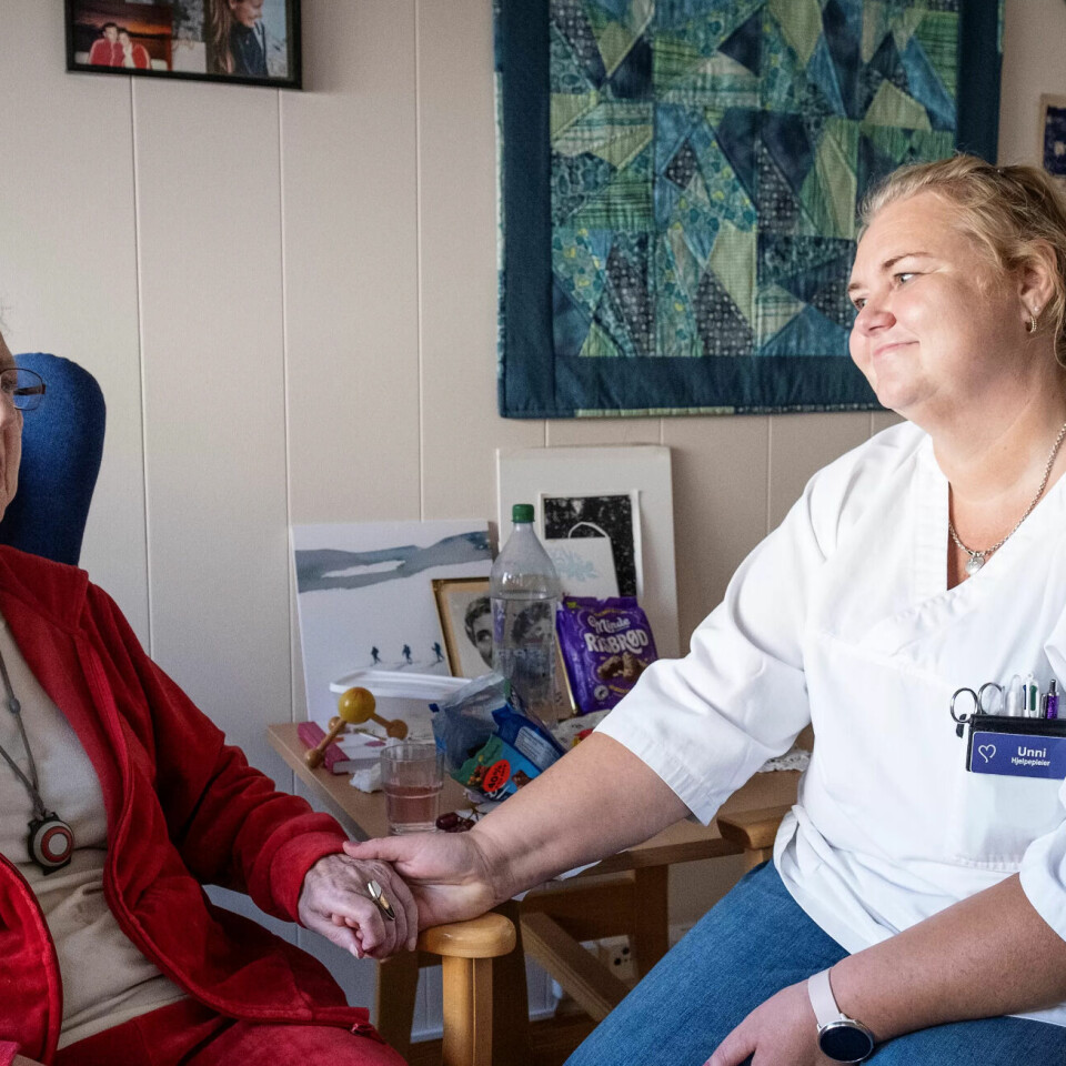 Da Unni Betten var for dårlig til å jobbe på sykehjemmet som vanlig, dro hun innom og pratet med Åse Eckhoff og de andre beboerne. Slik lettet hun arbeidspresset på kollegene. Da Unni Betten var for dårlig til å jobbe på sykehjemmet som vanlig, dro hun innom og pratet med Åse Eckhoff og de andre beboerne. Slik lettet hun arbeidspresset på kollegene.