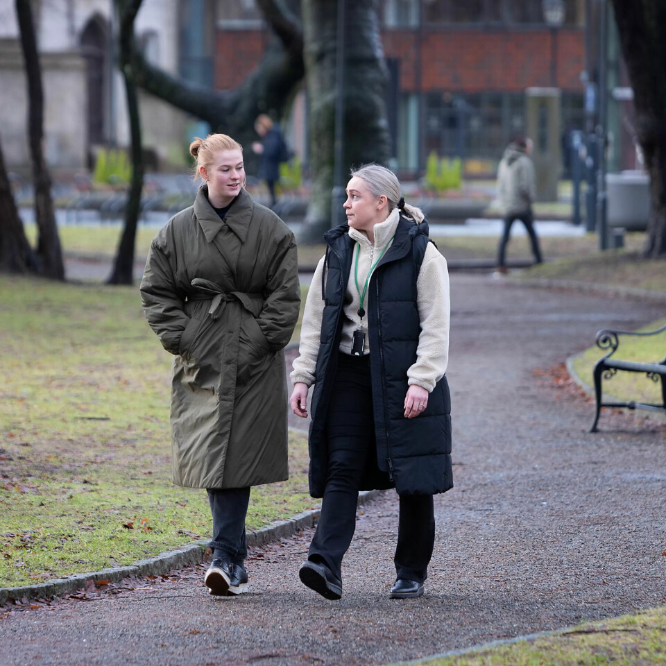 Inger Lise Sannes (t.v) og Kathrine Erland er familiekoordinatorer i Nav. De følger opp ti familier hver. Inger Lise Sannes (t.v) og Kathrine Erland er familiekoordinatorer i Nav. De følger opp ti familier hver.