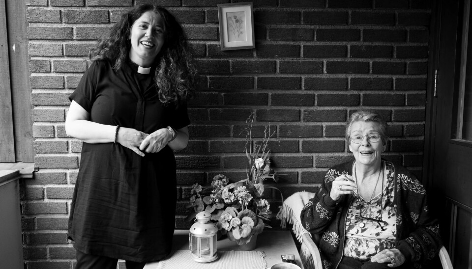 MINNER: Mens Yvonne besøker Liv, ruller 82-åringen ut på balkongen for å ta seg en røyk. Yvonne har aldri blitt med henne ut dit, men hun gjør det denne dagen. Der ute får hun se to bilder av Livs avdøde mann. Mens Liv forteller hvem han var, lytter Yvonne. MINNER: Mens Yvonne besøker Liv, ruller 82-åringen ut på balkongen for å ta seg en røyk. Yvonne har aldri blitt med henne ut dit, men hun gjør det denne dagen. Der ute får hun se to bilder av Livs avdøde mann. Mens Liv forteller hvem han var, lytter Yvonne.