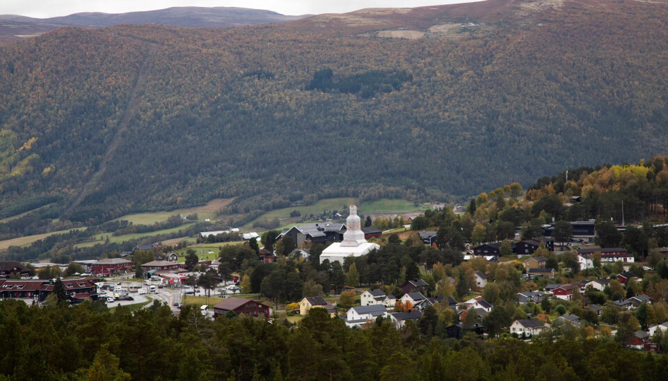KIRKEBRANN: Dombås kirke ble tent på natt til 20. februar i 2020. I dag står den pakket inn i plast, og restaureringen går sin gang. KIRKEBRANN: Dombås kirke ble tent på natt til 20. februar i 2020. I dag står den pakket inn i plast, og restaureringen går sin gang.