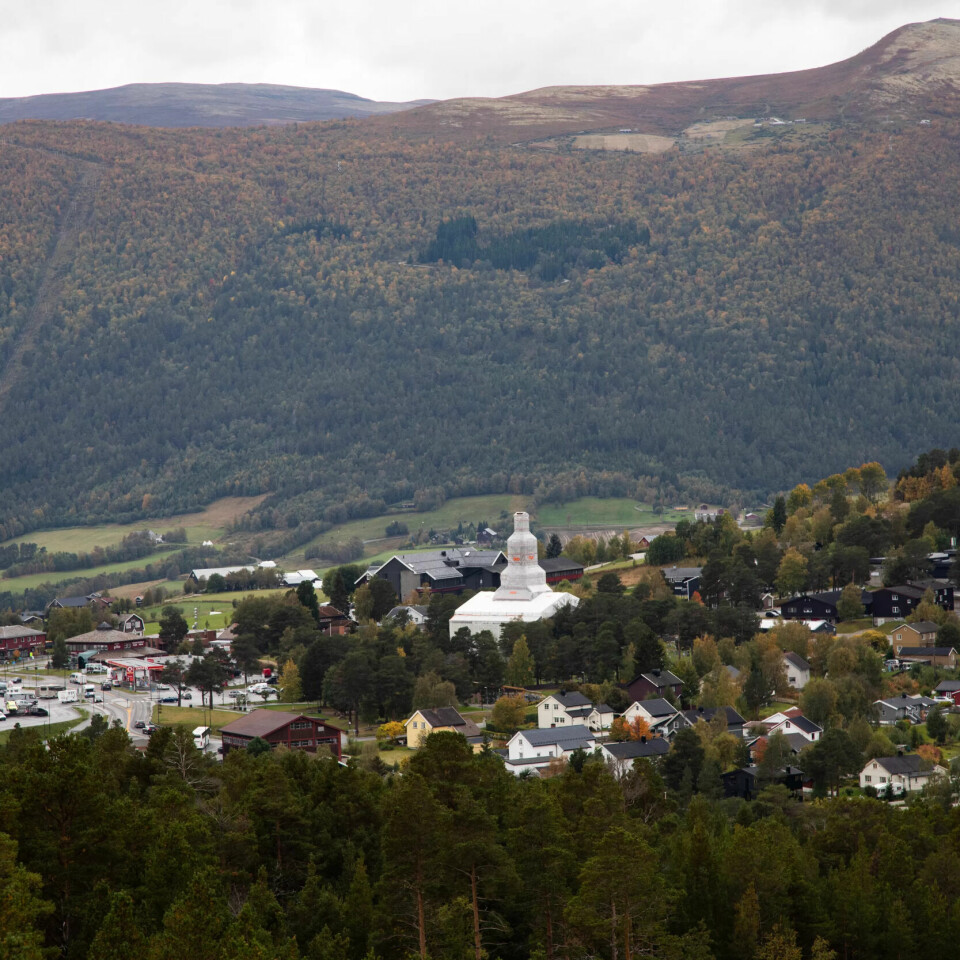 KIRKEBRANN: Dombås kirke ble tent på natt til 20. februar i 2020. I dag står den pakket inn i plast, og restaureringen går sin gang. KIRKEBRANN: Dombås kirke ble tent på natt til 20. februar i 2020. I dag står den pakket inn i plast, og restaureringen går sin gang.