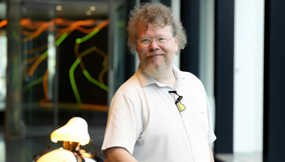 Hvem er dette? Det er, *kremt*, en hybrid mellom KI-ekspertene Torgeir Waterhouse, John Krogstie og Jim Tørresen. Foto av dem er matet inn i KI-bildetjenesten Midjourney og slått sammen via algoritmer. Du vil se bildene i sin ekte versjon i artikkelen. Hvem er dette? Det er, *kremt*, en hybrid mellom KI-ekspertene Torgeir Waterhouse, John Krogstie og Jim Tørresen. Foto av dem er matet inn i KI-bildetjenesten Midjourney og slått sammen via algoritmer. Du vil se bildene i sin ekte versjon i artikkelen.