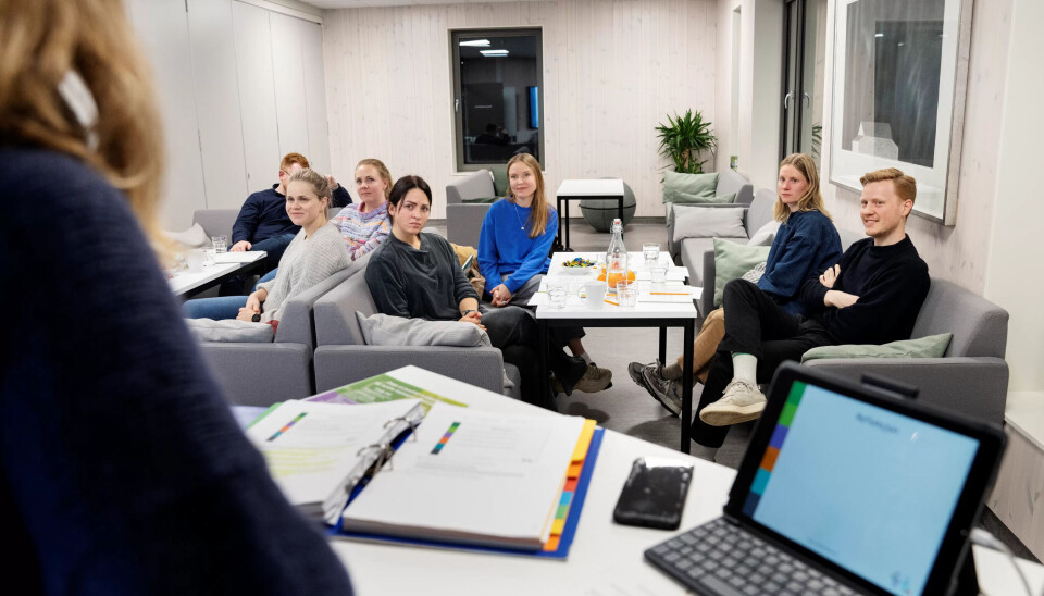 LÆREVILLIGE: Firebarnsmor Kristin Undheim (midt i bildet) og andre småbarnsforeldre i Klepp kommune vil gjerne lære hvordan de kan legge grunnlag for et godt forhold til mat og kropp hos ungene sine. LÆREVILLIGE: Firebarnsmor Kristin Undheim (midt i bildet) og andre småbarnsforeldre i Klepp kommune vil gjerne lære hvordan de kan legge grunnlag for et godt forhold til mat og kropp hos ungene sine.