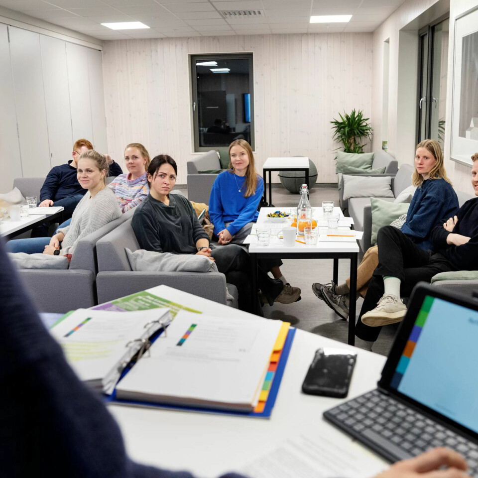 LÆREVILLIGE: Firebarnsmor Kristin Undheim (midt i bildet) og andre småbarnsforeldre i Klepp kommune vil gjerne lære hvordan de kan legge grunnlag for et godt forhold til mat og kropp hos ungene sine. LÆREVILLIGE: Firebarnsmor Kristin Undheim (midt i bildet) og andre småbarnsforeldre i Klepp kommune vil gjerne lære hvordan de kan legge grunnlag for et godt forhold til mat og kropp hos ungene sine.