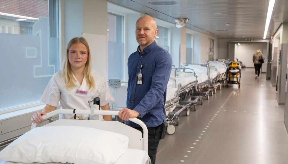 SENGETRILLERE: Portør og verneombud Øyvind Orre sammen med lærling Jennie Linneah Nilsen Rønning. SENGETRILLERE: Portør og verneombud Øyvind Orre sammen med lærling Jennie Linneah Nilsen Rønning.