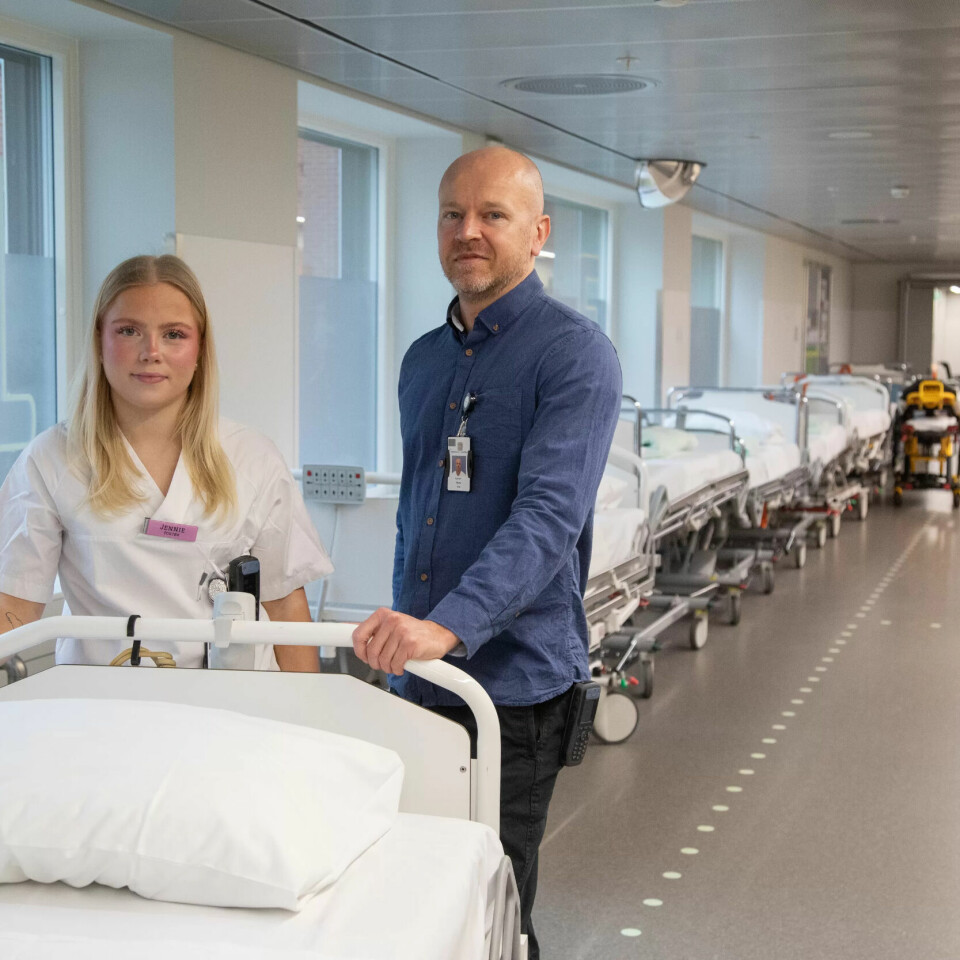 SENGETRILLERE: Portør og verneombud Øyvind Orre sammen med lærling Jennie Linneah Nilsen Rønning. SENGETRILLERE: Portør og verneombud Øyvind Orre sammen med lærling Jennie Linneah Nilsen Rønning.