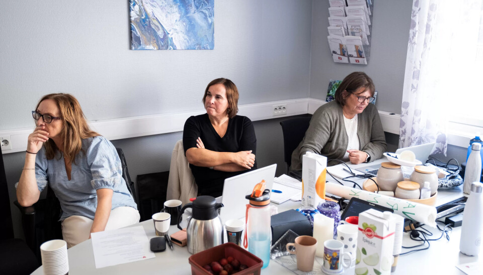 IA-rådgiverne Dagmar Landstad (fra venstre) og Nina Grawert følger opp sykehjemmet på femte året. Avdelingsleder Synøve Jota Gulla går igjennom dagens agenda for HMS-gruppen. IA-rådgiverne Dagmar Landstad (fra venstre) og Nina Grawert følger opp sykehjemmet på femte året. Avdelingsleder Synøve Jota Gulla går igjennom dagens agenda for HMS-gruppen.