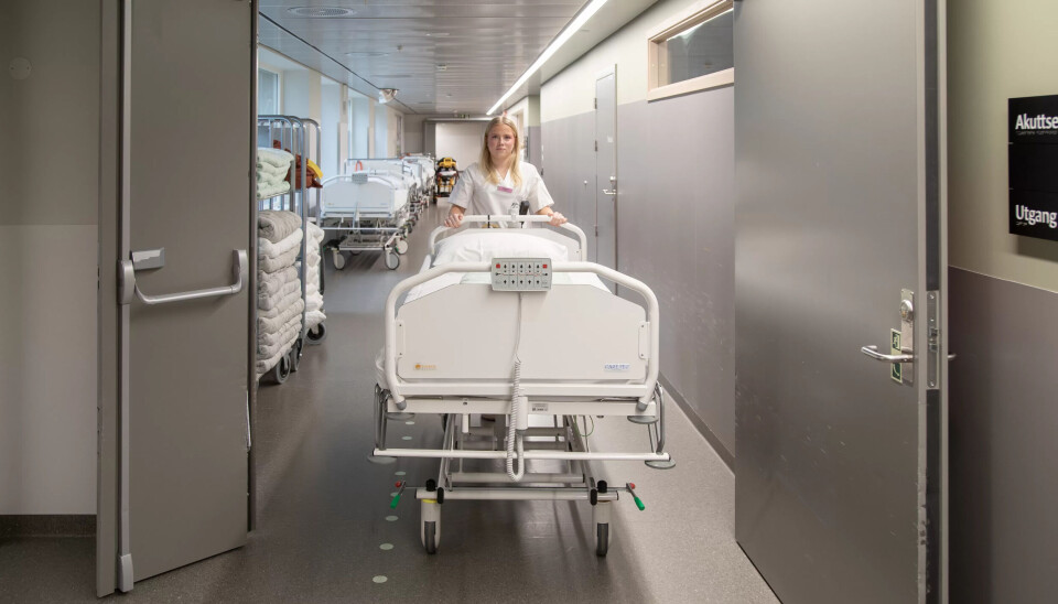 FLYT: Portørlærling Jennie Linneah NIlsen Rønning trenger ikke stanse for å åpne døra FLYT: Portørlærling Jennie Linneah NIlsen Rønning trenger ikke stanse for å åpne døra