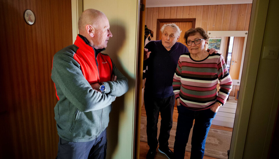 PÅ DØRA: Kirsten og Ragnvald Hansen ønsker postbud Kurt Roger Arntzen velkommen også over dørterskelen, selv om tjenesten strengt tatt ikke innebærer dette. PÅ DØRA: Kirsten og Ragnvald Hansen ønsker postbud Kurt Roger Arntzen velkommen også over dørterskelen, selv om tjenesten strengt tatt ikke innebærer dette.