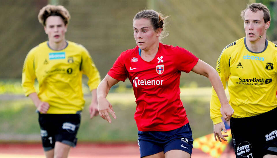 ØNSKER LIKE RETTIGHETER OG MULIGHETER: Emilie Haavi ønsker mer likestilling i proff-fotball. Her under en vennskapskamp mellom Norges kvinnelandslag og Moss Junior på Melløs Stadion i fjor. ØNSKER LIKE RETTIGHETER OG MULIGHETER: Emilie Haavi ønsker mer likestilling i proff-fotball. Her under en vennskapskamp mellom Norges kvinnelandslag og Moss Junior på Melløs Stadion i fjor.