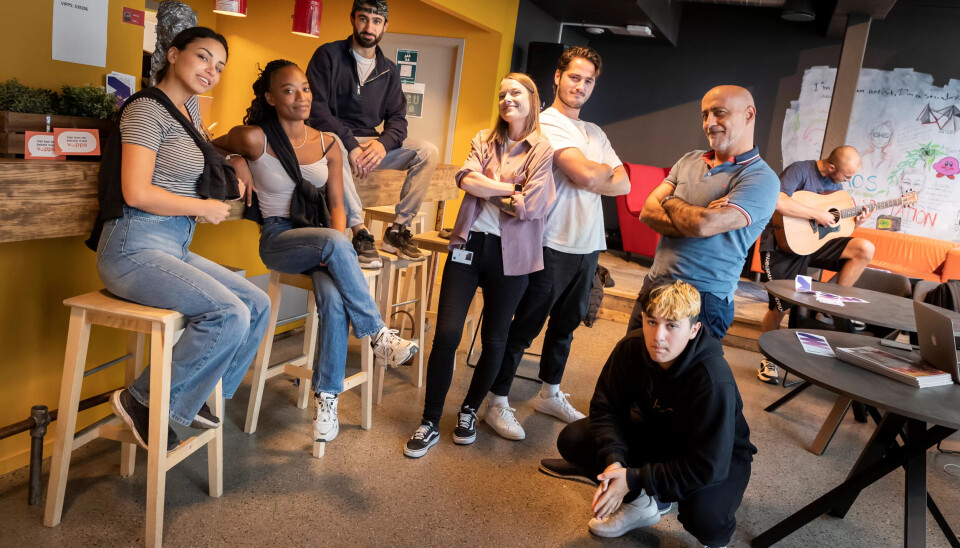G60-GJENG: Mange som hadde ungdomshuset som fast tilholdssted i oppveksten, fortsetter å komme innom for en prat eller å hjelpe til. Fra venstre Emine Karagöz, Estella Nicole Gryting, Shad Mad, Marit Haug, Leutrim Shala, Sadi Emeci og Kevin Eide. Bak sitter Endre Gryting med gitar. G60-GJENG: Mange som hadde ungdomshuset som fast tilholdssted i oppveksten, fortsetter å komme innom for en prat eller å hjelpe til. Fra venstre Emine Karagöz, Estella Nicole Gryting, Shad Mad, Marit Haug, Leutrim Shala, Sadi Emeci og Kevin Eide. Bak sitter Endre Gryting med gitar.