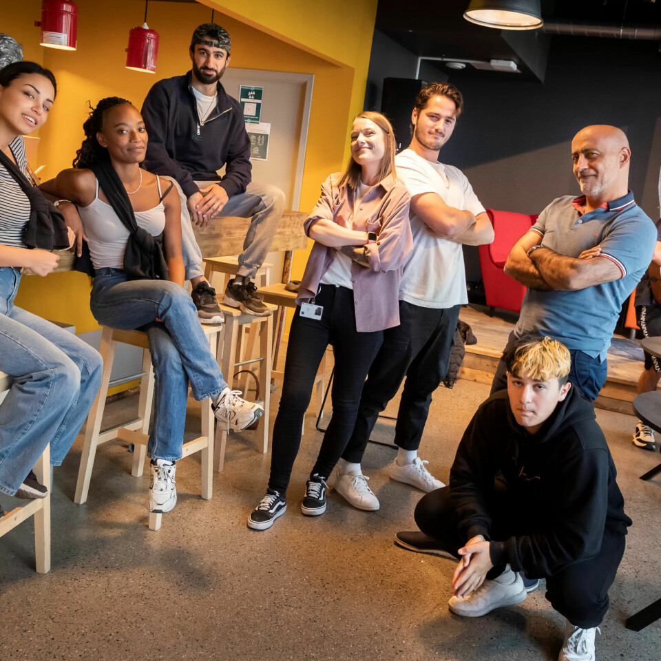 G60-GJENG: Mange som hadde ungdomshuset som fast tilholdssted i oppveksten, fortsetter å komme innom for en prat eller å hjelpe til. Fra venstre Emine Karagöz, Estella Nicole Gryting, Shad Mad, Marit Haug, Leutrim Shala, Sadi Emeci og Kevin Eide. Bak sitter Endre Gryting med gitar. G60-GJENG: Mange som hadde ungdomshuset som fast tilholdssted i oppveksten, fortsetter å komme innom for en prat eller å hjelpe til. Fra venstre Emine Karagöz, Estella Nicole Gryting, Shad Mad, Marit Haug, Leutrim Shala, Sadi Emeci og Kevin Eide. Bak sitter Endre Gryting med gitar.