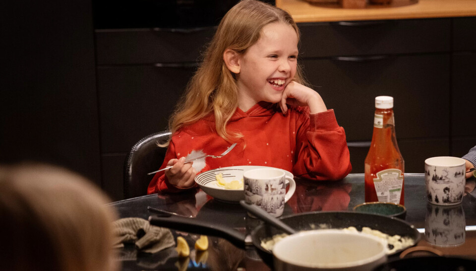 GOD STEMNING: Mina (9) og søsknene får aldri beskjed om at de ikke får gå fra eller at det ikke blir dessert hvis de ikke spiser opp maten sin. Nå har foreldrene vært på kurs for å bli enda mer bevisste på hvordan de snakker om mat og kropp med barna i nærheten. GOD STEMNING: Mina (9) og søsknene får aldri beskjed om at de ikke får gå fra eller at det ikke blir dessert hvis de ikke spiser opp maten sin. Nå har foreldrene vært på kurs for å bli enda mer bevisste på hvordan de snakker om mat og kropp med barna i nærheten.