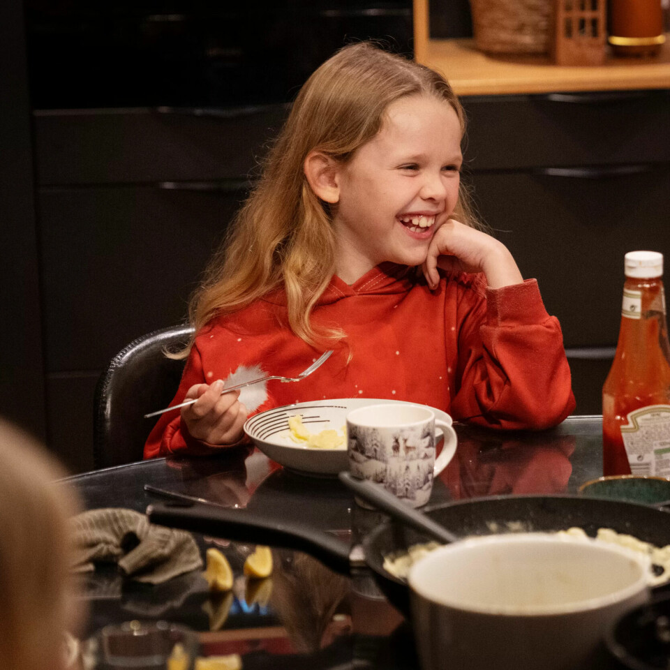 GOD STEMNING: Mina (9) og søsknene får aldri beskjed om at de ikke får gå fra eller at det ikke blir dessert hvis de ikke spiser opp maten sin. Nå har foreldrene vært på kurs for å bli enda mer bevisste på hvordan de snakker om mat og kropp med barna i nærheten. GOD STEMNING: Mina (9) og søsknene får aldri beskjed om at de ikke får gå fra eller at det ikke blir dessert hvis de ikke spiser opp maten sin. Nå har foreldrene vært på kurs for å bli enda mer bevisste på hvordan de snakker om mat og kropp med barna i nærheten.