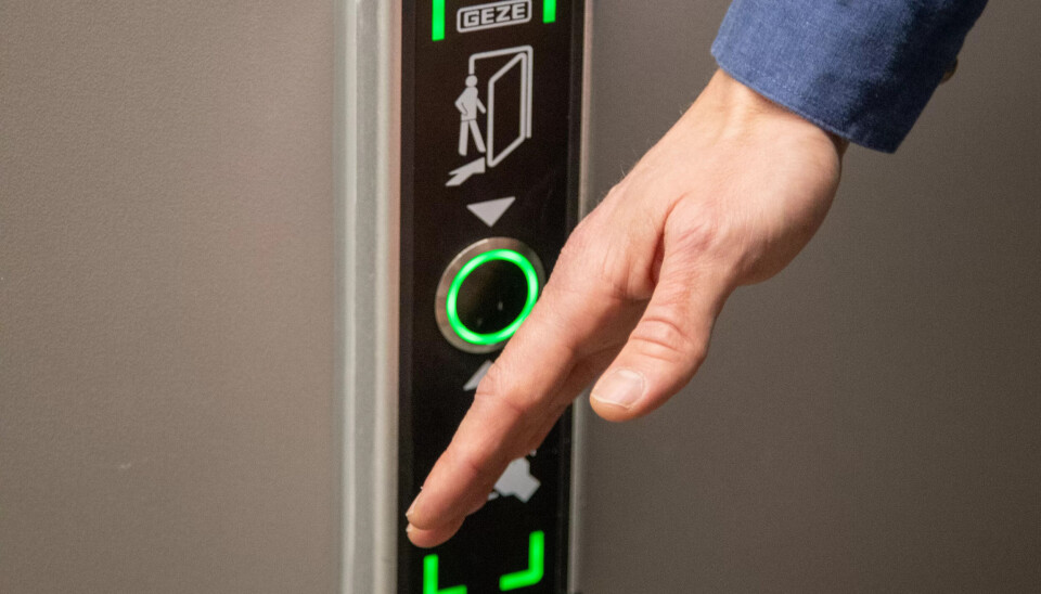BRYTER: Paneler på veggen må også berøres og er ofte plassert nærmere døra enn portørene liker BRYTER: Paneler på veggen må også berøres og er ofte plassert nærmere døra enn portørene liker