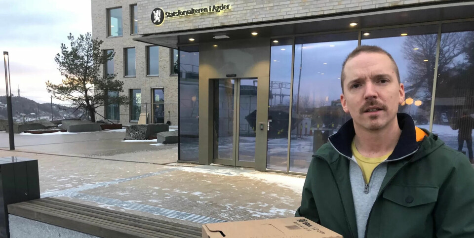 SJEFEN: Jørn Hellevik var styreleder for nå konkurserklærte Care Service AS. Han er også styreleder for den nye Stiftelsen Holt Behandlingssenter, som planlegger å drive ny rehabiliteringsvirksomhet på Englegård. På bildet leverer han dokumenter til Statsforvalteren i Agder i forbindelse med tilsynssaken mot Care Service. SJEFEN: Jørn Hellevik var styreleder for nå konkurserklærte Care Service AS. Han er også styreleder for den nye Stiftelsen Holt Behandlingssenter, som planlegger å drive ny rehabiliteringsvirksomhet på Englegård. På bildet leverer han dokumenter til Statsforvalteren i Agder i forbindelse med tilsynssaken mot Care Service.