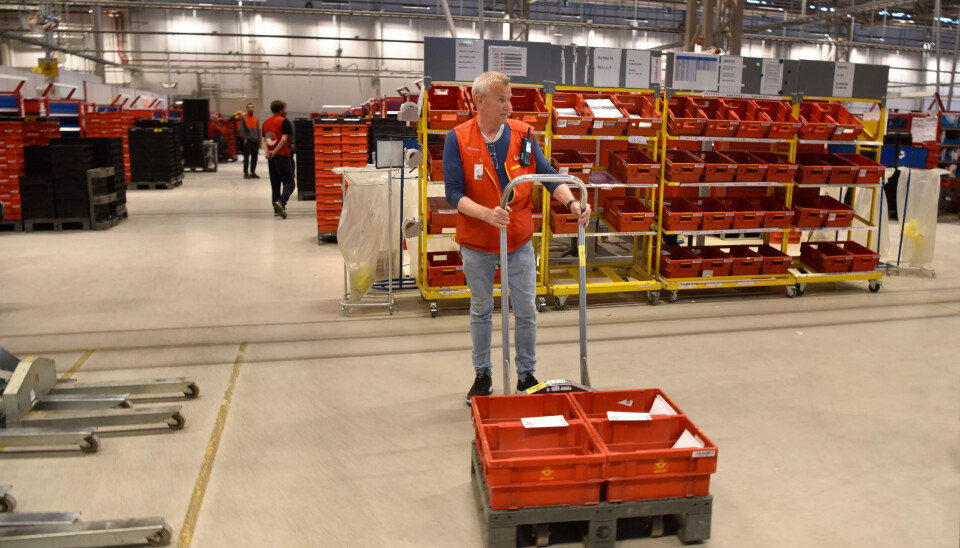 21:10 Et relativt rolig skift på landets største postterminal. Vidar Ekeberg henter de siste jordbæreskene på tralla. 21:10 Et relativt rolig skift på landets største postterminal. Vidar Ekeberg henter de siste jordbæreskene på tralla.