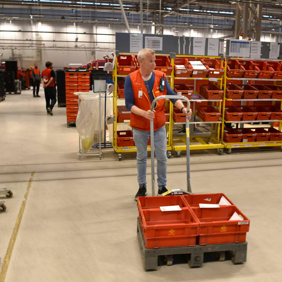 21:10 Et relativt rolig skift på landets største postterminal. Vidar Ekeberg henter de siste jordbæreskene på tralla. 21:10 Et relativt rolig skift på landets største postterminal. Vidar Ekeberg henter de siste jordbæreskene på tralla.