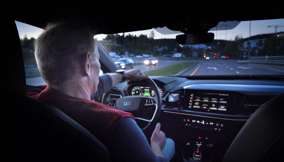 22:35 Kveldsskiftet er over for Vidar Ekeberg, som kan ta fatt på den timeslange kjøreturen hjem til Askim. – For meg er ikke tog noe alternativ. Det går bort alt for mye ekstra tid, og fritida blir dyrbar, sier Ekeberg. 22:35 Kveldsskiftet er over for Vidar Ekeberg, som kan ta fatt på den timeslange kjøreturen hjem til Askim. – For meg er ikke tog noe alternativ. Det går bort alt for mye ekstra tid, og fritida blir dyrbar, sier Ekeberg.