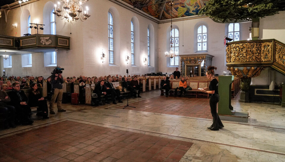 Sunniva Gylver valgte å snakke til frammøtte i Oslo domkirke fra gulvet, ikke fra taler- eller prekestol. Sunniva Gylver valgte å snakke til frammøtte i Oslo domkirke fra gulvet, ikke fra taler- eller prekestol.