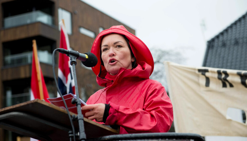 HAR KRAVENE KLARE: Nestleder i Fagforbundet, Sissel Skoghaug, talte for massene ikledt rødt oljehyre for anledningen. Hun gikk hardt ut mot regjeringen og krevde tiltak for å bevare den norske modellen. HAR KRAVENE KLARE: Nestleder i Fagforbundet, Sissel Skoghaug, talte for massene ikledt rødt oljehyre for anledningen. Hun gikk hardt ut mot regjeringen og krevde tiltak for å bevare den norske modellen.