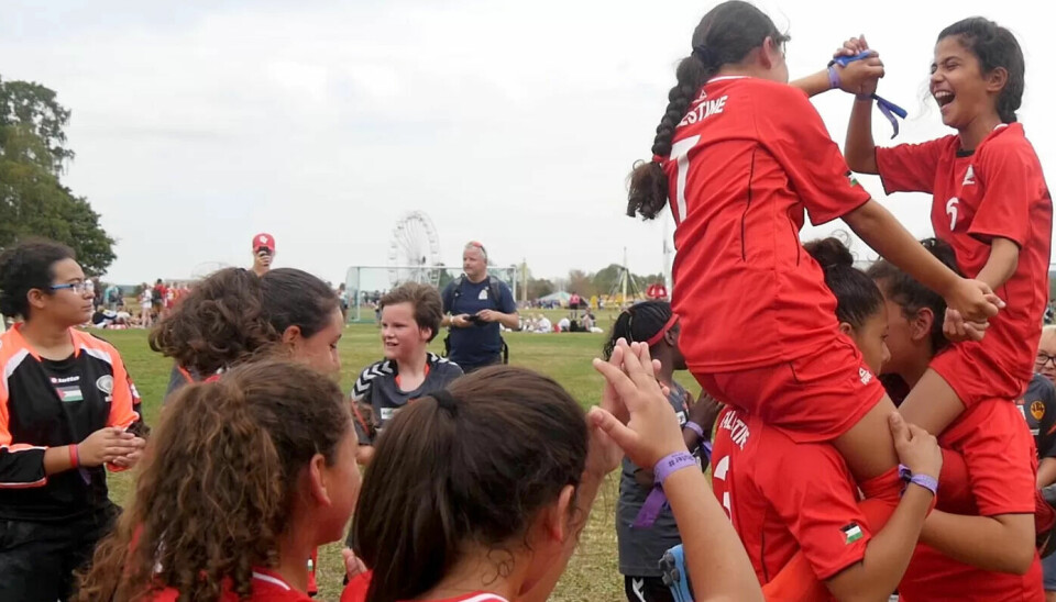 STØTTER: Bland andre Fagforbundet har bidratt med pengestøtte til at lagene Jerusalem Girls og Gaza Kids kan delta på Norway Cup. Bildet er tatt etter at jentelaget spilte mot Varanger BK, der de 13-år gamle jentene fra Palestina vant 14-1. STØTTER: Bland andre Fagforbundet har bidratt med pengestøtte til at lagene Jerusalem Girls og Gaza Kids kan delta på Norway Cup. Bildet er tatt etter at jentelaget spilte mot Varanger BK, der de 13-år gamle jentene fra Palestina vant 14-1.
