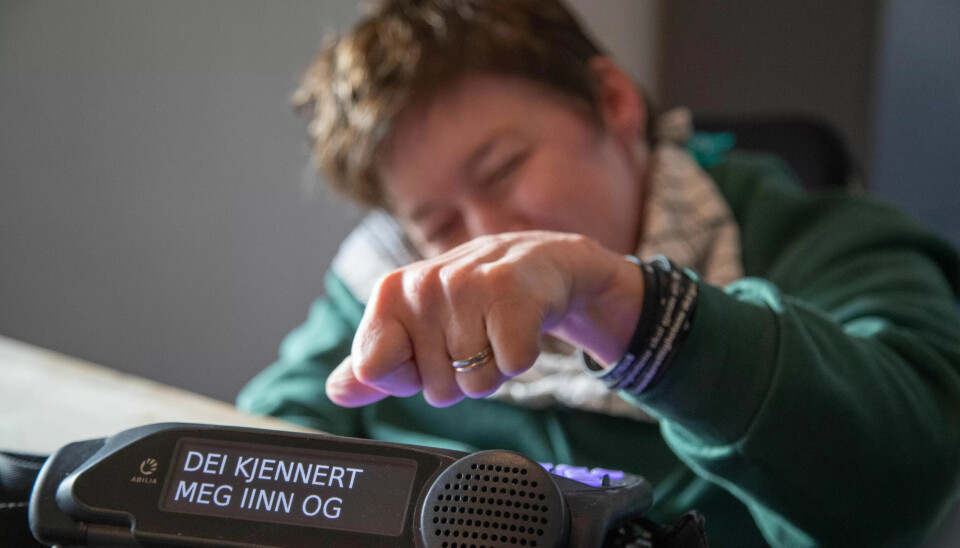 LIGHTWRITER: Kari kommuniserer ved hjelp av en taleskriver, som også kan snakke. LIGHTWRITER: Kari kommuniserer ved hjelp av en taleskriver, som også kan snakke.