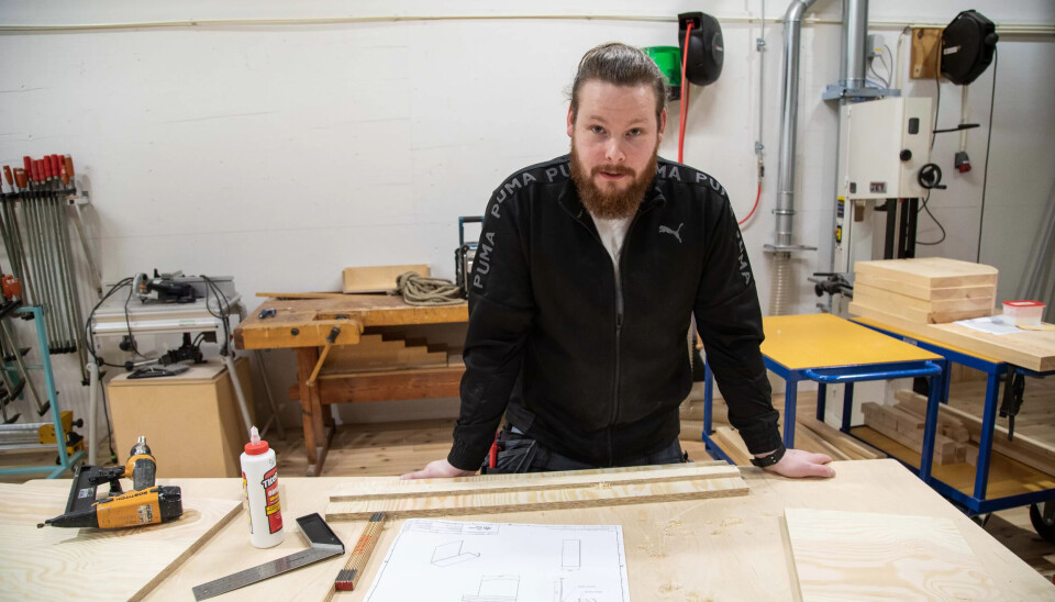 TRE GANGER SÅ STOR PLASS: Andres Søderlund er er leder på snekkeravdelingen og stortrives med at ingen dag på jobb er lik. I det nye verkstedet jobber de med flere scenografier av gangen. TRE GANGER SÅ STOR PLASS: Andres Søderlund er er leder på snekkeravdelingen og stortrives med at ingen dag på jobb er lik. I det nye verkstedet jobber de med flere scenografier av gangen.